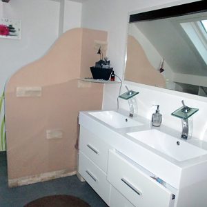Création d'une cloison décor vague dans une salle de bains
